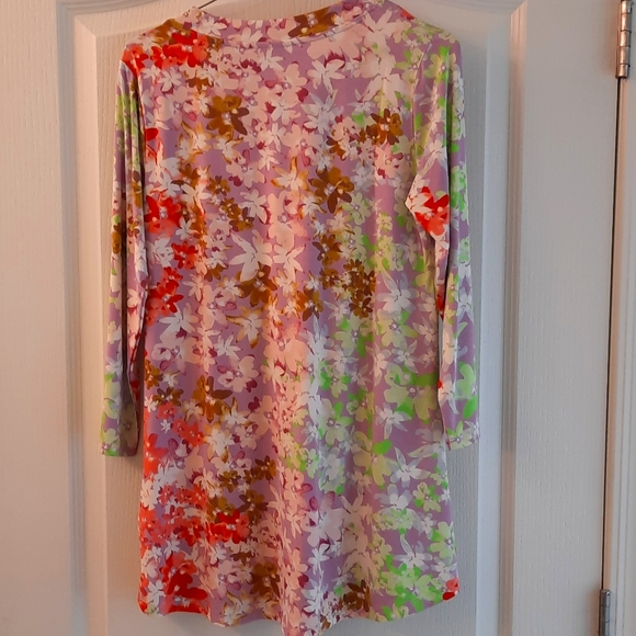 LOGO VNECK BEAUTIFUL FLORAL TUNIC🤩 - Picture 4 of 6